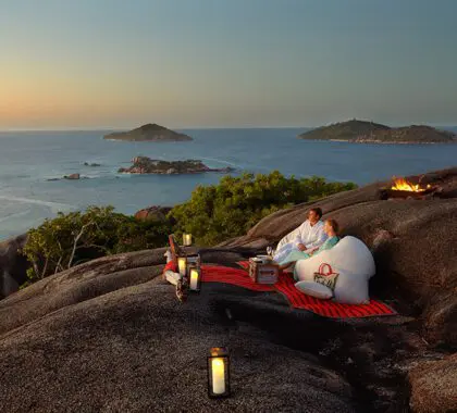 Disfrute de la puesta de sol con su pareja y un cóctel.