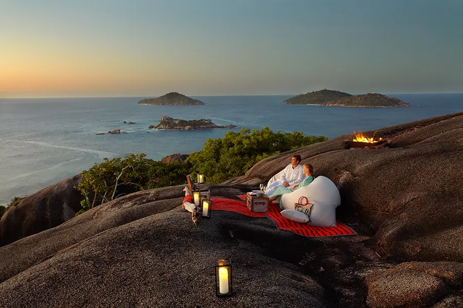 Disfrute de la puesta de sol con su pareja y un cóctel.
