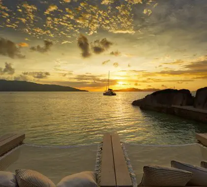 Crucero al atardecer por aguas azules