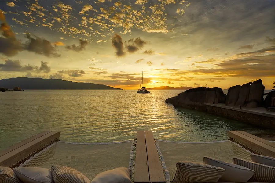 Crucero al atardecer por aguas azules