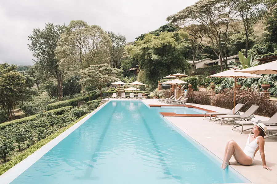 tomar el sol junto a la piscina