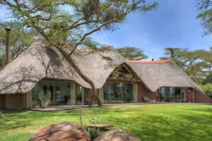 Solio Lodge tiene ventanas del suelo al techo en honor a la ubicación.