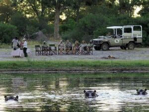Las bebidas al atardecer ponen fin a la jornada de safari, en este caso acompañadas por el bufido de los hipopótamos.