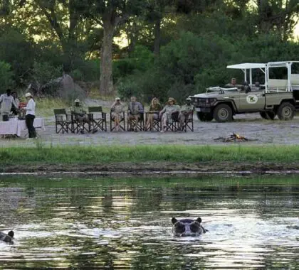 Las bebidas al atardecer ponen fin a la jornada de safari, en este caso acompañadas por el bufido de los hipopótamos.