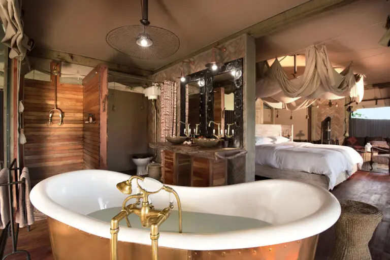 Tiendas elegantemente amuebladas, todas con baño privado.