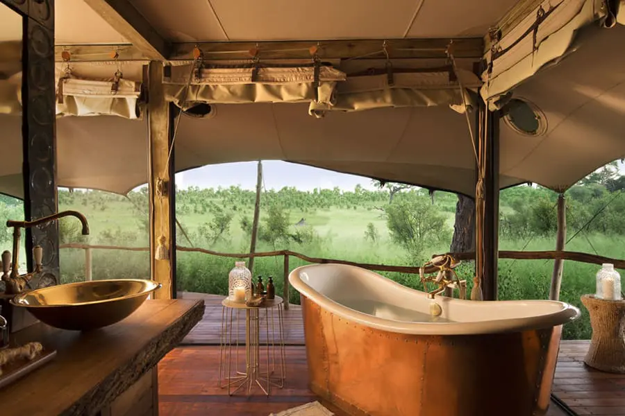 Bañeras de cobre y chimeneas de leña en cada suite.