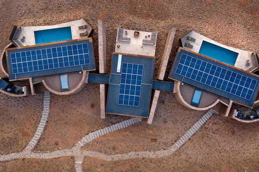 La Star Dune Suite del Sossusvlei Desert Lodge utiliza energía solar, sistemas de reciclaje de aguas grises y recogida de agua de lluvia, creando una escapada al desierto única en su clase y autosuficiente | SossuvleiLodge 