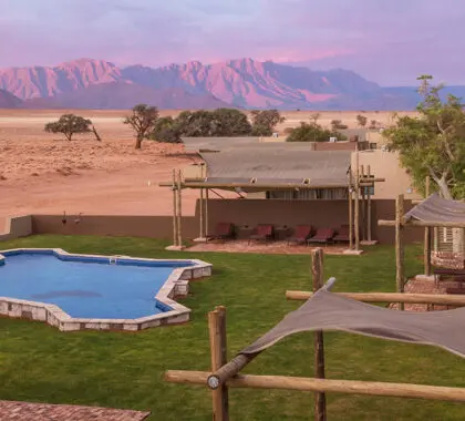 Zona de la piscina del Sossusvlei Lodge.