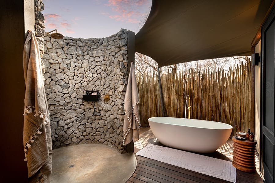 south-africa-ngala-tented-camp-bathroom-al-fresco-bath-and-outdoor-shower-_2_