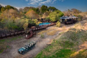 El Ngala Tented Camp está situado en la reserva de Timbavati, rica en animales, en el lecho de un río estacional. 