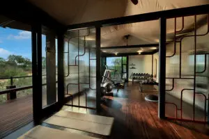 Manténgase en forma en el gimnasio del hotel. 
