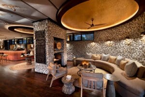 La zona principal de invitados, cálida y acogedora, incluye una acogedora chimenea.
