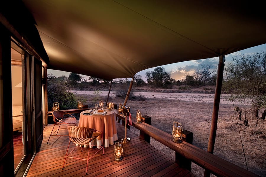 Si desea algo especial, disfrute de una cena privada en la cubierta de su suite.