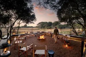 Disfrute de las bebidas habituales antes de la cena alrededor de la hoguera de Phinda Vlei, e incluso podrá avistar algún animal al atardecer | AndBeyond Phinda Vlei