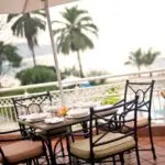 Comience el día con un desayuno y unas refrescantes vistas del lago desde la terraza del hotel.