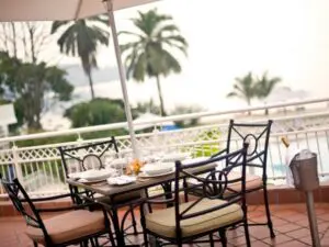 Comience el día con un desayuno y unas refrescantes vistas del lago desde la terraza del hotel.