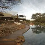Piedra y paja se combinan a la perfección para crear alojamientos en armonía con la naturaleza.