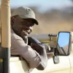 Guías experimentados dirigen safaris por la mañana, por la tarde y por la noche, así como paseos por la sabana.