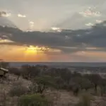 Amaneceres y puestas de sol se pueden disfrutar desde su ubicación en la colina.