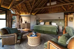 Interior de la suite del Kwandwe Great Fish River Lodge Kwandwe Private Game Reserve en Sudáfrica.