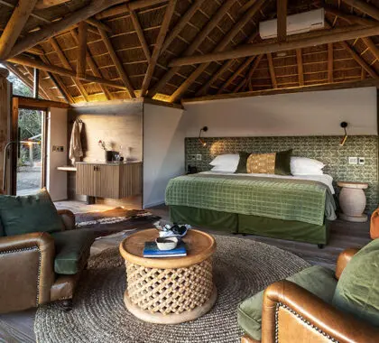 Interior de la suite del Kwandwe Great Fish River Lodge Kwandwe Private Game Reserve en Sudáfrica.
