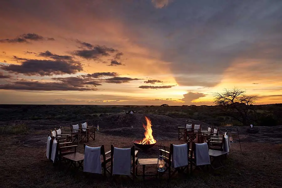 Fogata al atardecer en el campamento Sanctuary Kichakani Serengeti.