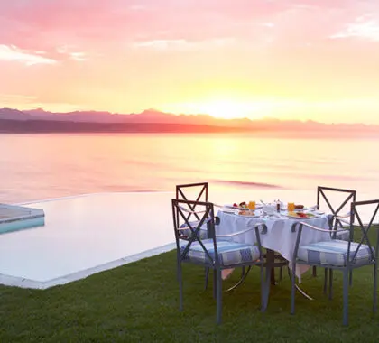 Otra preciosa puesta de sol ilumina el cielo de Plettenberg Bay al atardecer