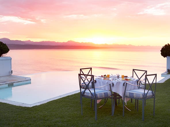 Otra preciosa puesta de sol ilumina el cielo de Plettenberg Bay al atardecer