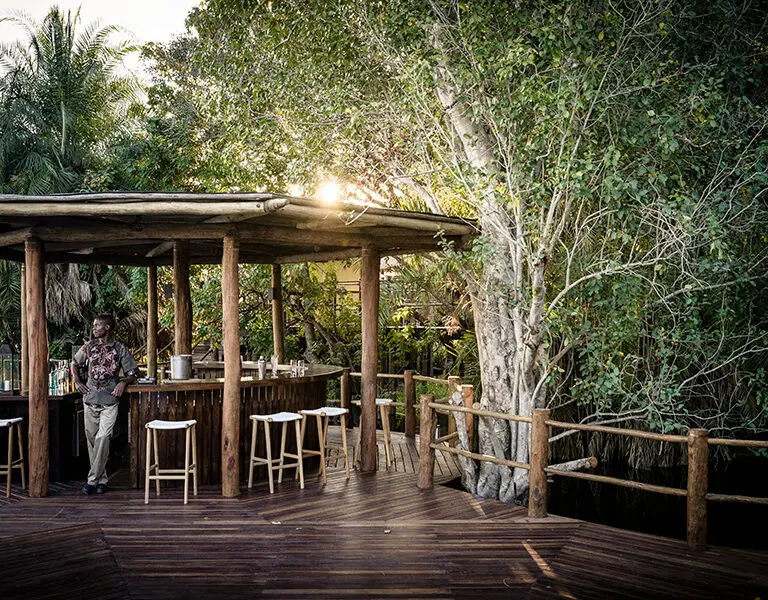 Para su comodidad, hay un bar al aire libre en la cubierta, además del bar en la zona principal del lodge. 