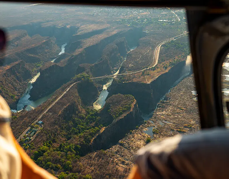 Reserve un vuelo panorámico en helicóptero sobre las cataratas.