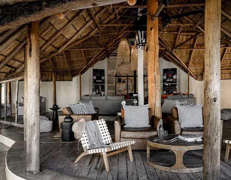 Relájate en el salón con una bebida del bar.