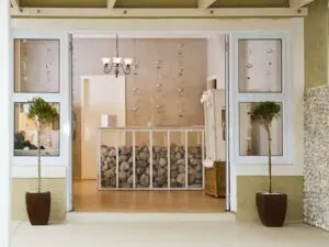 Los interiores de la casa de huéspedes combinan guijarros y madera pulida para dar una sensación relajada y playera.