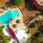 Cuando no esté en el mar, puede darse un chapuzón rápido de agua dulce en la piscina. 