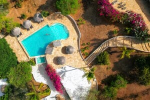 Cuando no esté en el mar, puede darse un chapuzón rápido de agua dulce en la piscina. 