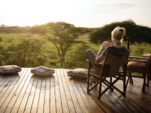 Termine el día con un refrescante G&T en su terraza privada del campamento Sayari, en el Serengueti.