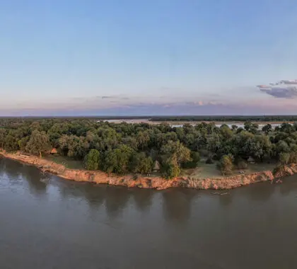 Vista aérea de la ubicación del campamento Tafika junto al río Luangwa.