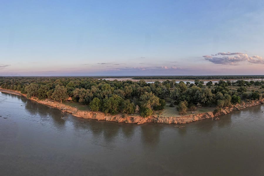 Vista aérea de la ubicación del campamento Tafika junto al río Luangwa.