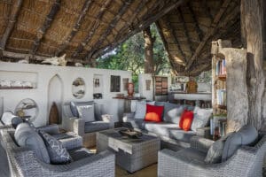 El salón de la cabaña: un lugar perfecto para relajarse, con un bar bien surtido cerca.