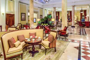 Relájate en el salón con los demás huéspedes.