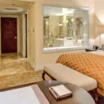 Amplio dormitorio.
