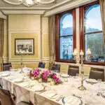 Comedor y decoración encantadores.