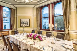 Comedor y decoración encantadores.