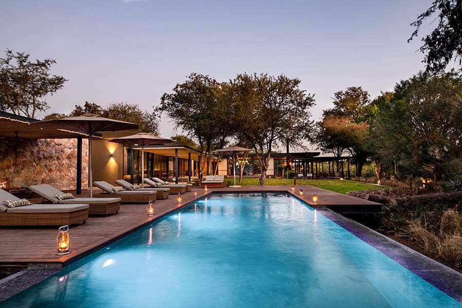 tanda-tula-safari-camp-exterior-linternas-piscina