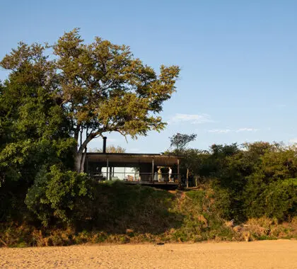 tanda-tula-safari-camp-exterior-vista-río