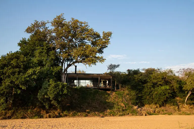 tanda-tula-safari-camp-exterior-vista-río