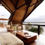 Privédekken met stoelen en ligstoelen zijn geweldige plekken voor geïmproviseerde familiebijeenkomsten en om wild te bekijken.