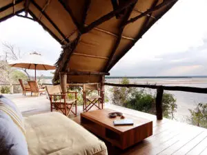 Privédekken met stoelen en ligstoelen zijn geweldige plekken voor geïmproviseerde familiebijeenkomsten en om wild te bekijken.