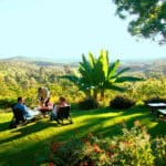 Tijdens een Tanzania gezinssafari is er altijd wel een gelegenheid voor ouders om te genieten van een rustig moment.