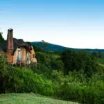 Ngorongoro Crater Lodge ligt op de rand van de caldera en biedt uitzichten die het hele gezin zullen verbazen.