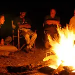 Een comfortabele stoel en een kampvuur geven de tijd aan voor lange drankjes en nog langere verhalen.